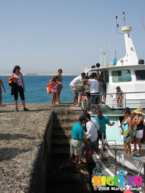 27970 People disembarking ferry